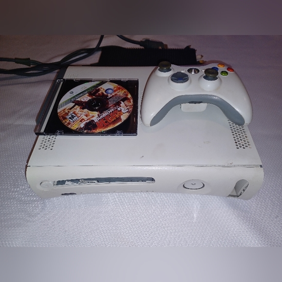 Microsoft Xbox 360 Bundle w/ Game + Controller + HD - Picture 6 of 10